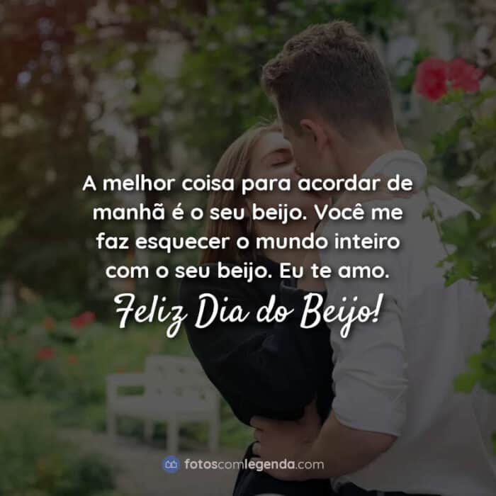 Dia do Beijo Frases: A melhor coisa para acordar de manhã é o seu beijo. Você me faz esquecer o mundo inteiro com o seu beijo. Eu te amo. Feliz Dia do Beijo!