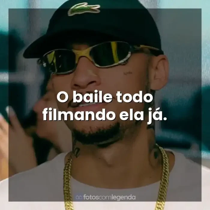 Frases de MC Kadu música: O baile todo filmando ela já.