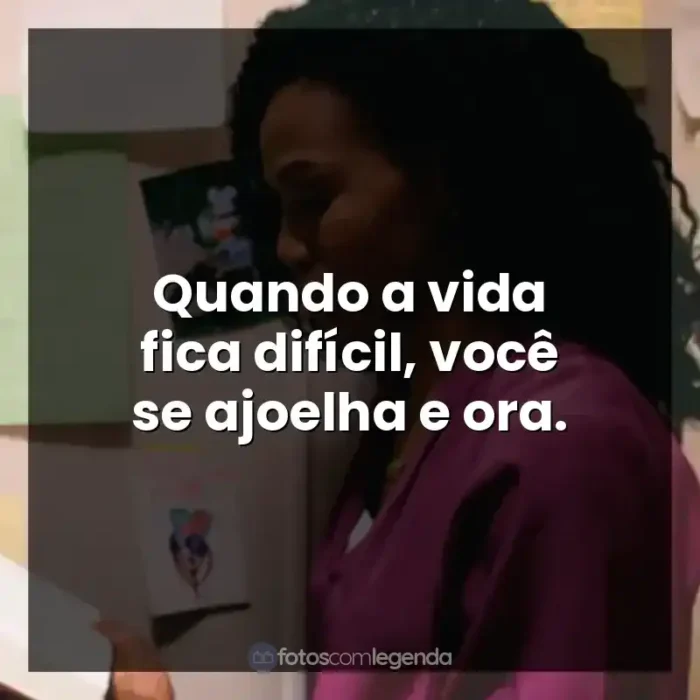 Frase final do filme Quarto de Guerra: Quando a vida fica difícil, você se ajoelha e ora.